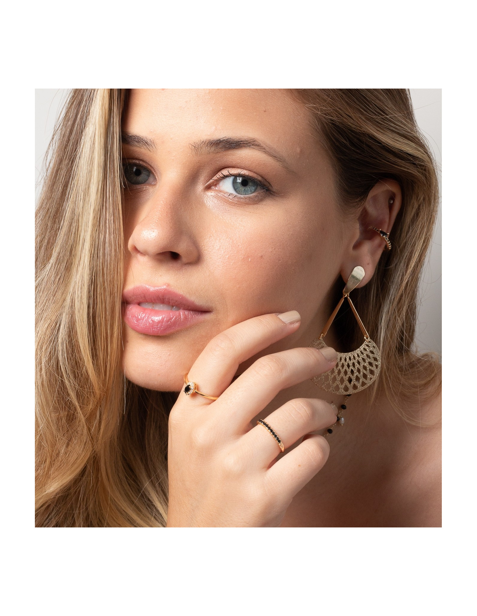 Anillo bañado oro 18k con circonitas, diseño exclusivo y minimalista.