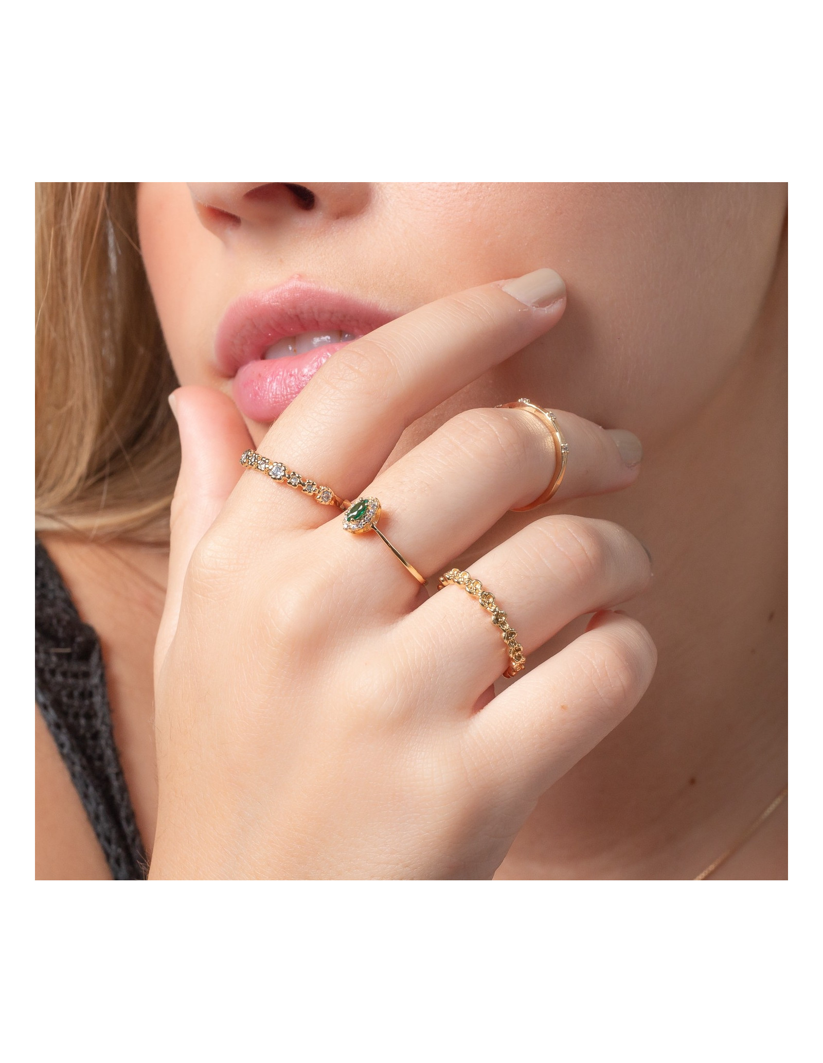 Anillo bañado oro 18k con circonitas, diseño exclusivo y minimalista.