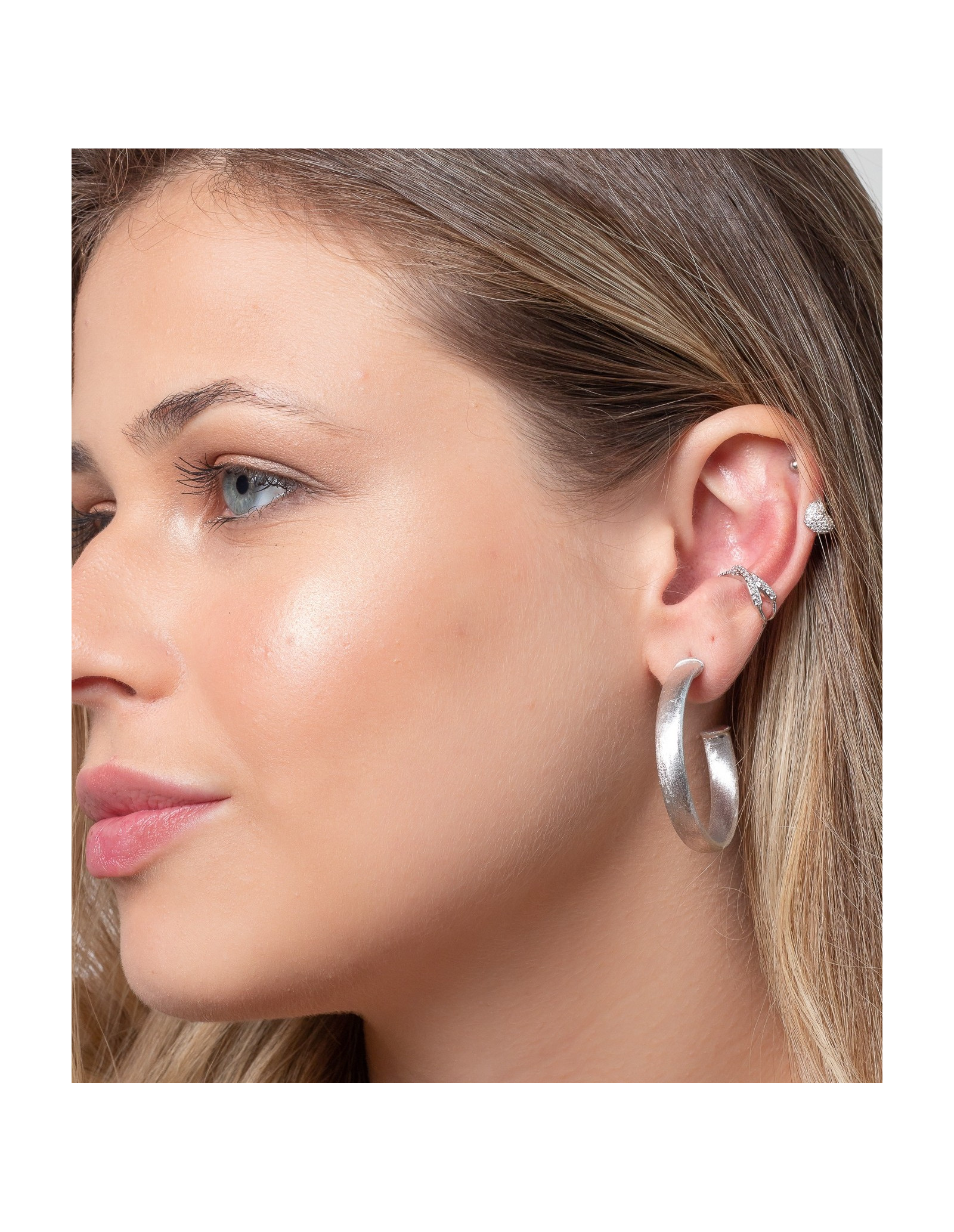 Pendientes de aro oro 18k, rodio, acabado mate, versátil, básico.