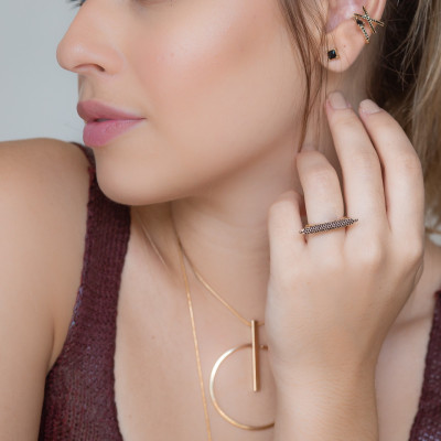 Anel Zoe Noir | design exclusivo, em ouro 18k e zirconias pretas. 2