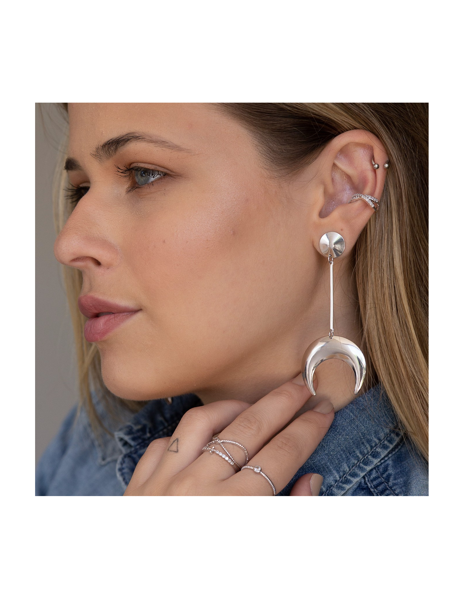 Anillo mini cruz bañado en oro de 18k con circonitas blancas.