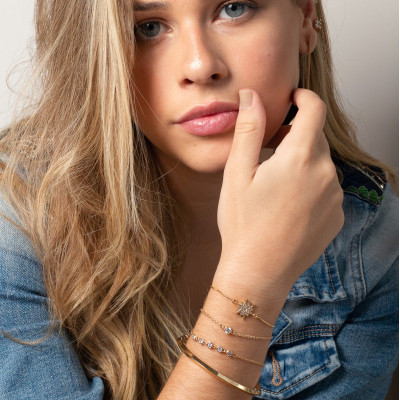 Pulsera brazalete oro 18k con cierre de joyería, diseño atemporal. 2