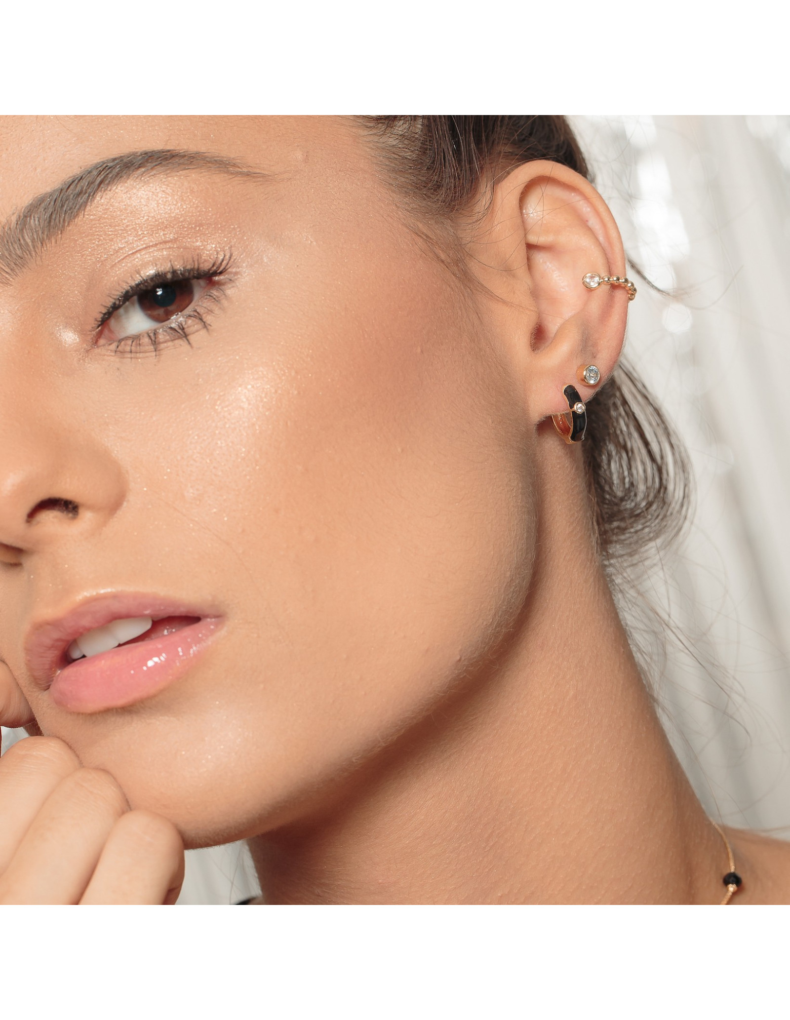 Pendientes Punto de Luz | chapados en oro 18k y circonita blanca.