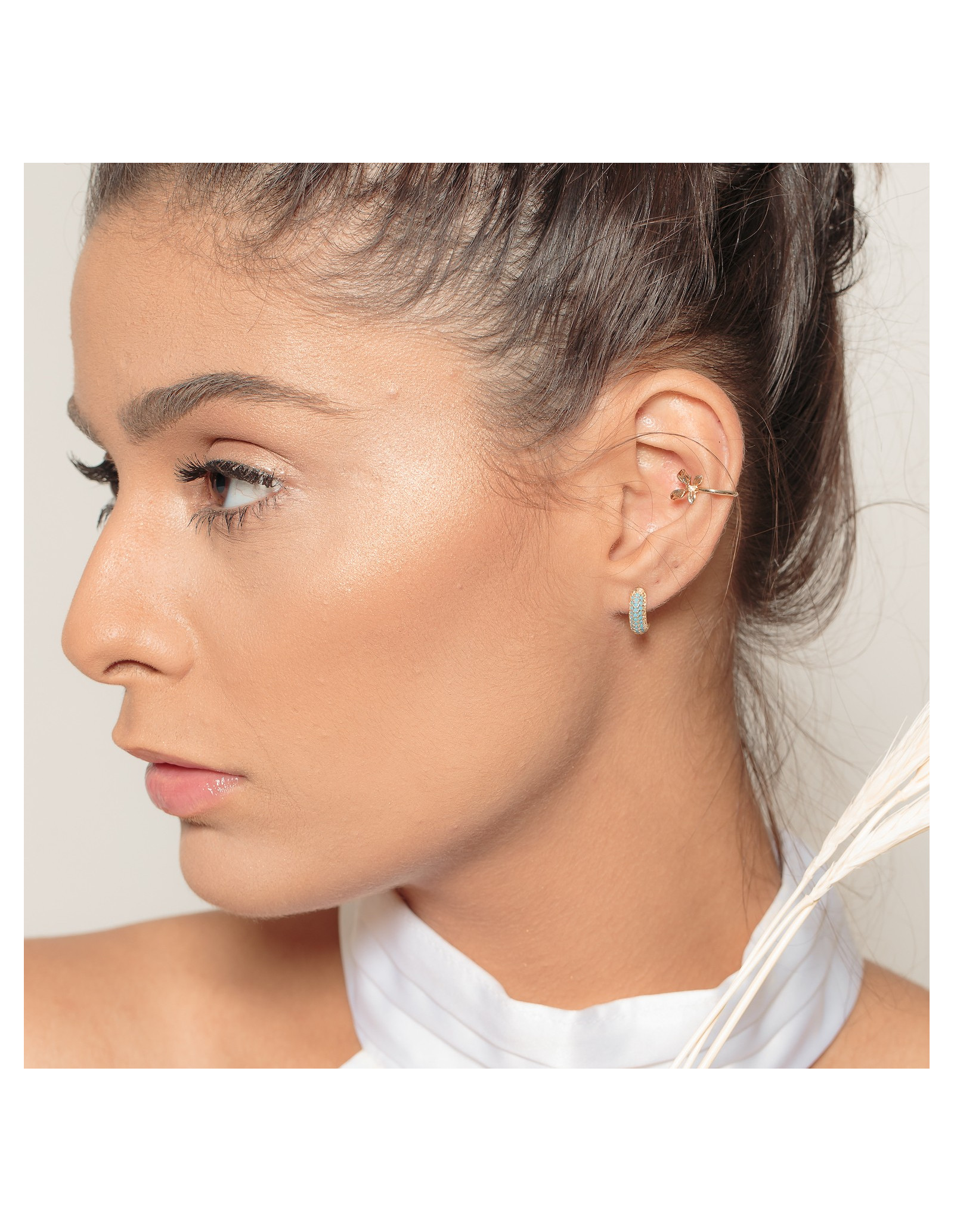 Aros Mini Turquoise | Pendientes de aro oro 18k, circonitas turquesa.