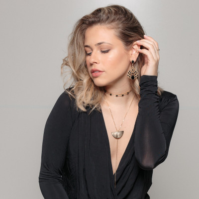 Collar Yara | Collar largo tipo lazo con semi-círculo | Malu Maiese 2