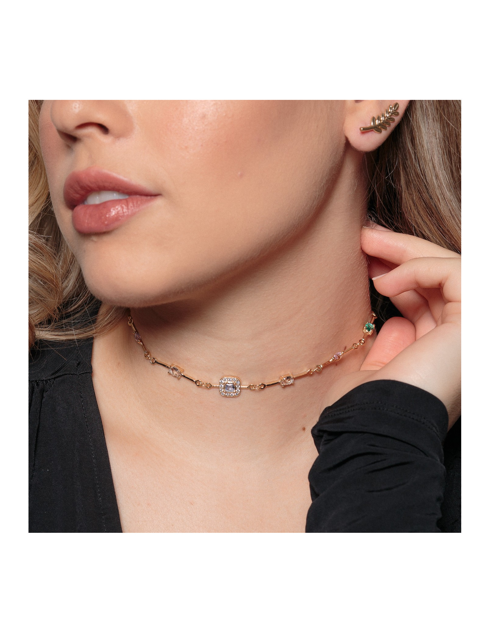 Étiene Choker Necklace | golden short necklace with exclusive design.
