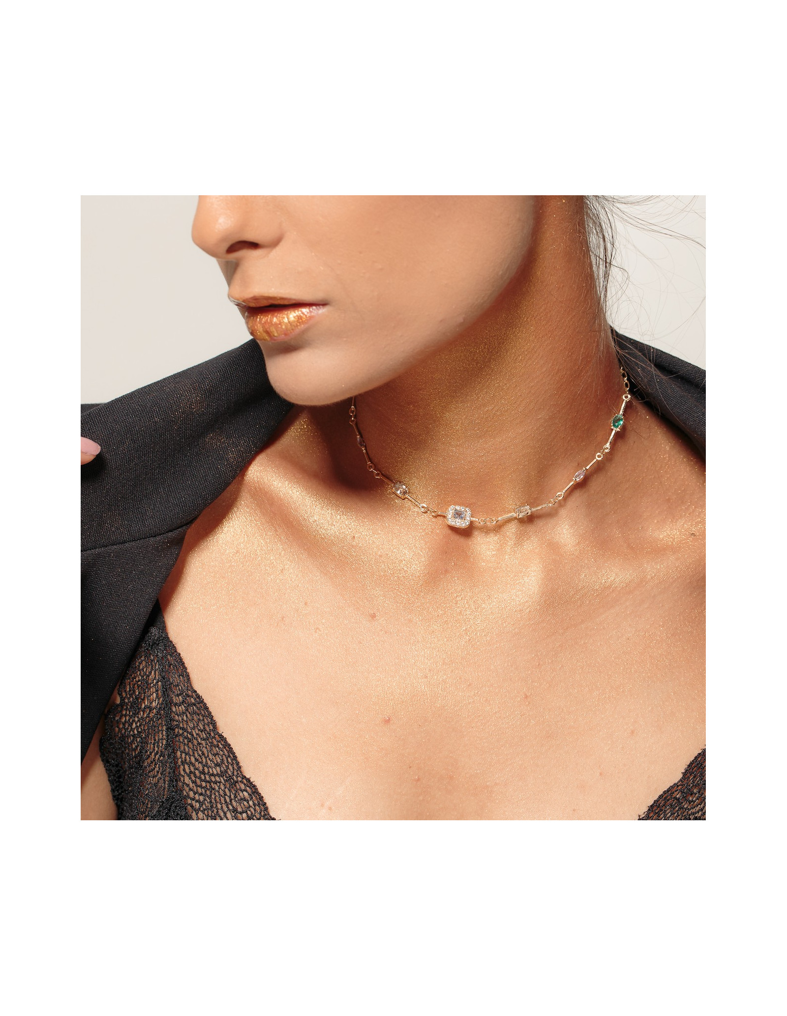 Étiene Choker Necklace | golden short necklace with exclusive design.