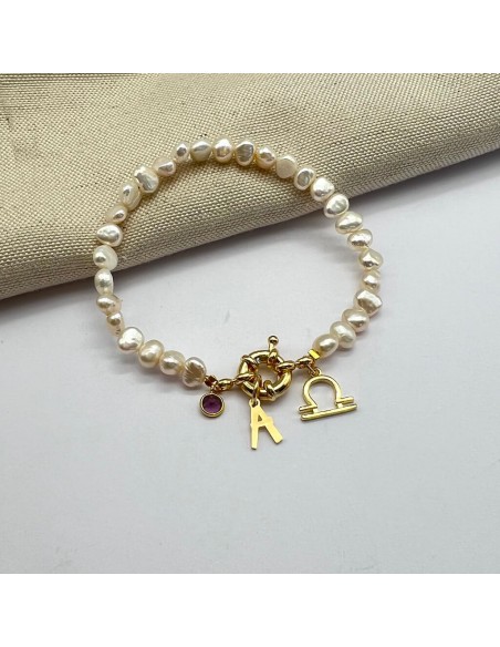 Pulsera personalizada con inicial y símbolo del zodiaco, con perlas de río.