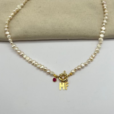 Collar personalizado con perlas de rio y cierre marinera con 2 letras y piedra natural a elegir.