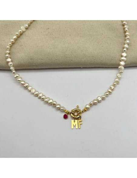 Collar personalizado con perlas de rio y cierre marinera con 2 letras y piedra natural a elegir.