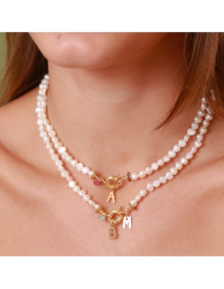 Collares de perla personalizados con iniciales de Malu Maiese