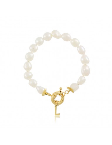 Personalised bracelet with initial hanging on a sailor clasp. Baroque pearl bracelet.
