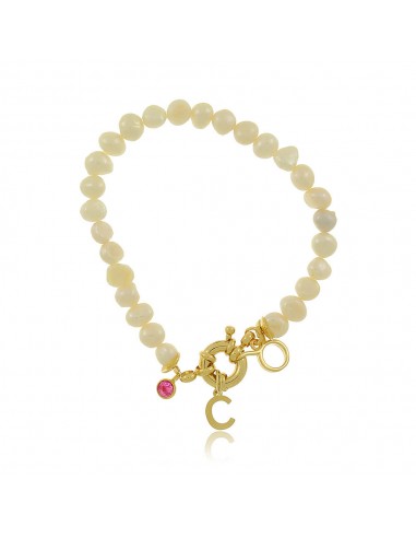 Pulsera de perlas con inicial y símbolo del zodiaco.