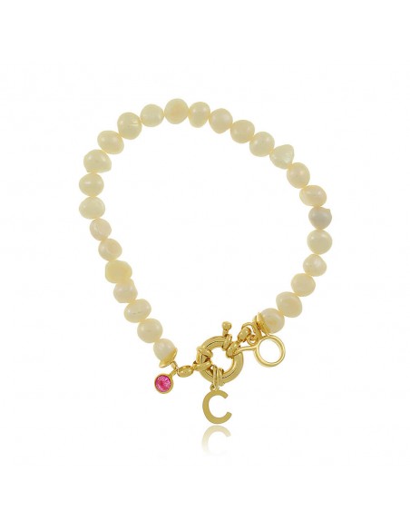 Pulsera de perlas con inicial y símbolo del zodiaco.